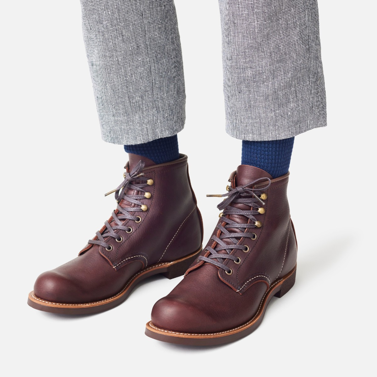 Red Wing 3340 Blacksmith in Briar Oil Slick is een tijdloze, handgemaakte laars die erfgoedvakmanschap combineert met moderne duurzaamheid, waardoor het een waar icoon van Amerikaans schoeisel is.