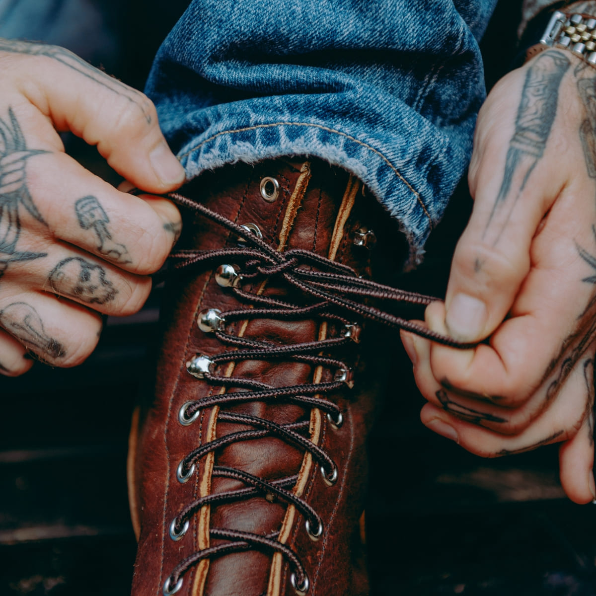 Red Wing 4585 Logger Boot Briar Oil Slick ist ein zeitloser, handgefertigter Schuh, der traditionelles Handwerk mit moderner Haltbarkeit verbindet und ein echtes Symbol amerikanischer Schuhe ist. Red Wing 4585 Logger Boot Briar Oil Slick ist ein zeitloser, handgefertigter Schuh, der traditionelles Handwerk mit moderner Haltbarkeit verbindet und ein echtes Symbol amerikanischer Schuhe ist.