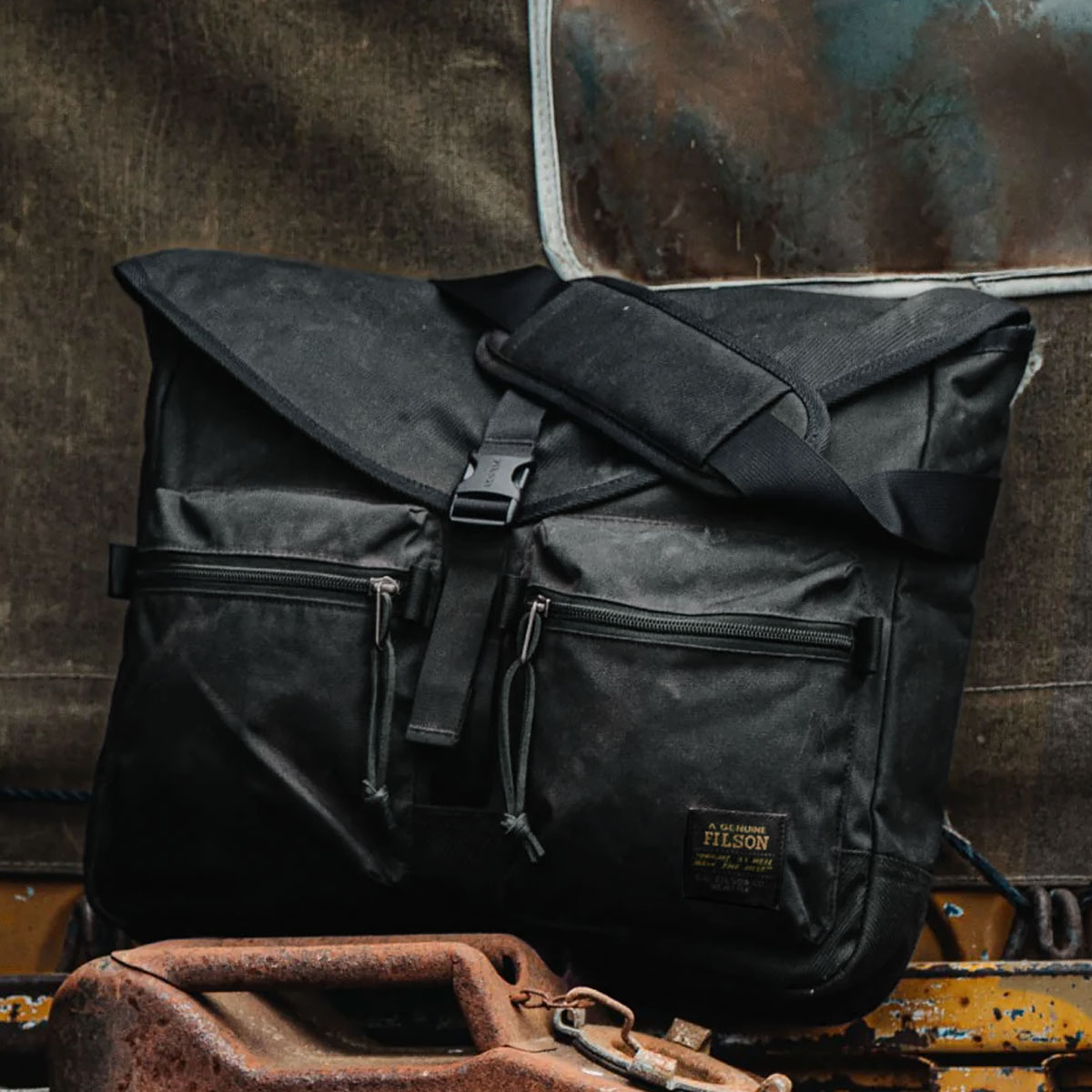 Filson Surveyor Messenger Bag Black