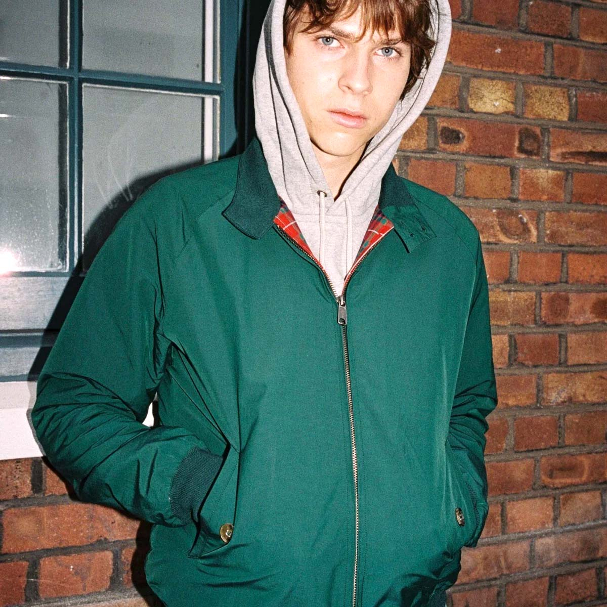 Die Baracuta G9 Original Harrington Jacket Racing Green ist das ultimative Symbol f&uuml;r zeitlosen Stil und Raffinesse.