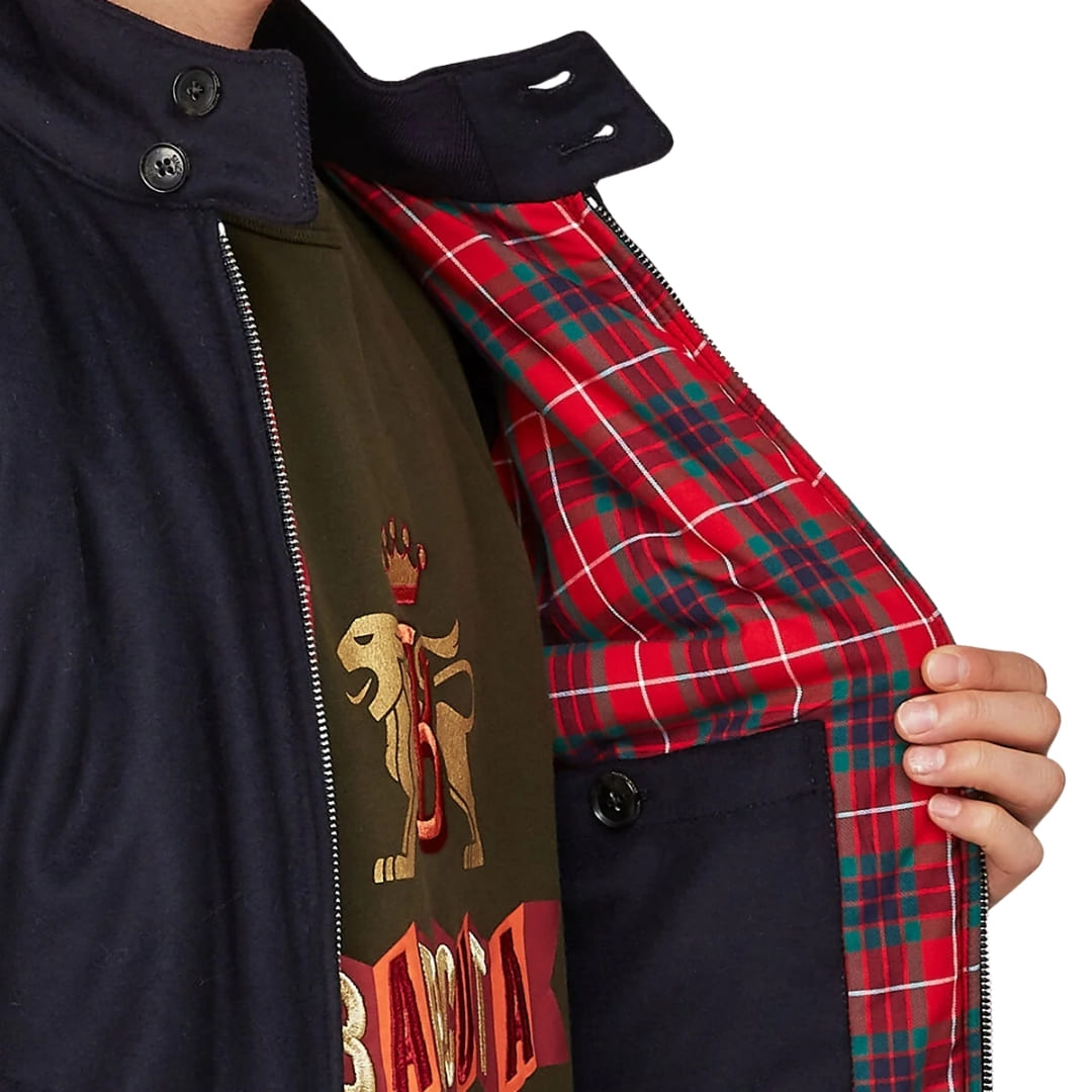 Baracuta G9 Harrington Melton Wool Jacket Deep Blue ist eine ikonische Jacke, die sowohl Casual- als auch Smart-Casual-Looks perfekt erg&auml;nzt.