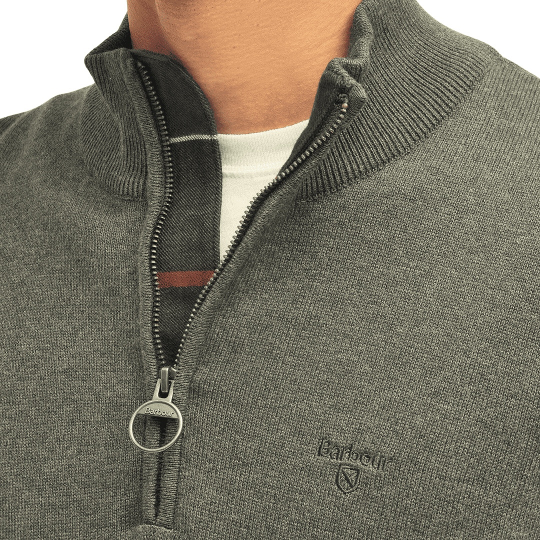 Barbour Holden Half Zip Lamswool Sweater ist ein stilvoller und vielseitiger Herrenpullover aus luxuri&ouml;ser Lammwolle.