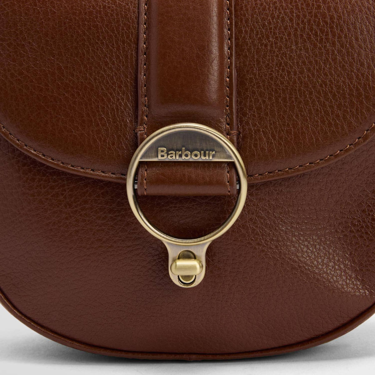 Barbour Elm Leather Crossbody Bag Brown ist ein echter Hingucker, der Stil und Funktionalit&auml;t m&uuml;helos vereint