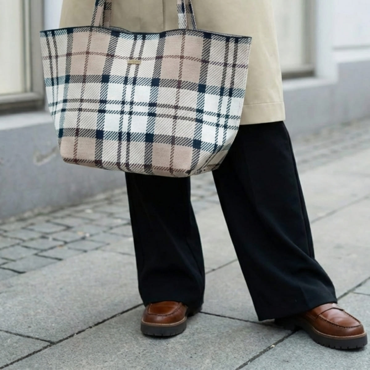 Barbour Layla Tartan Large Tote Bag in Rosewood Tartan ist eine geräumige und stilvolle Tasche für den täglichen Gebrauch Barbour Layla Tartan Large Tote Bag in Rosewood Tartan ist eine geräumige und stilvolle Tasche für den täglichen Gebrauch