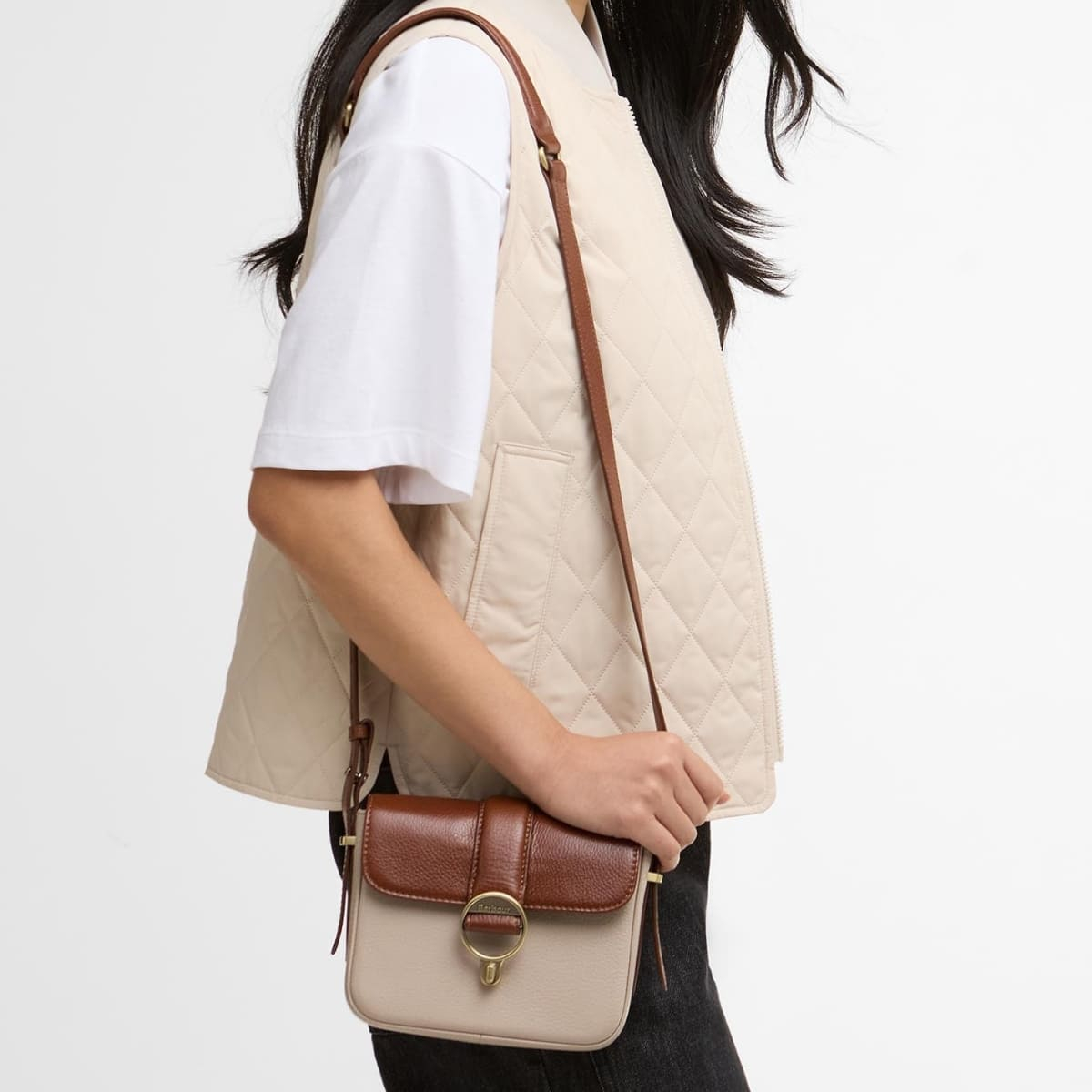 Barbour Mini Rosa Leather Crossbody Bag ist ein echter Hingucker, der Stil und Funktionalit&auml;t m&uuml;helos vereint