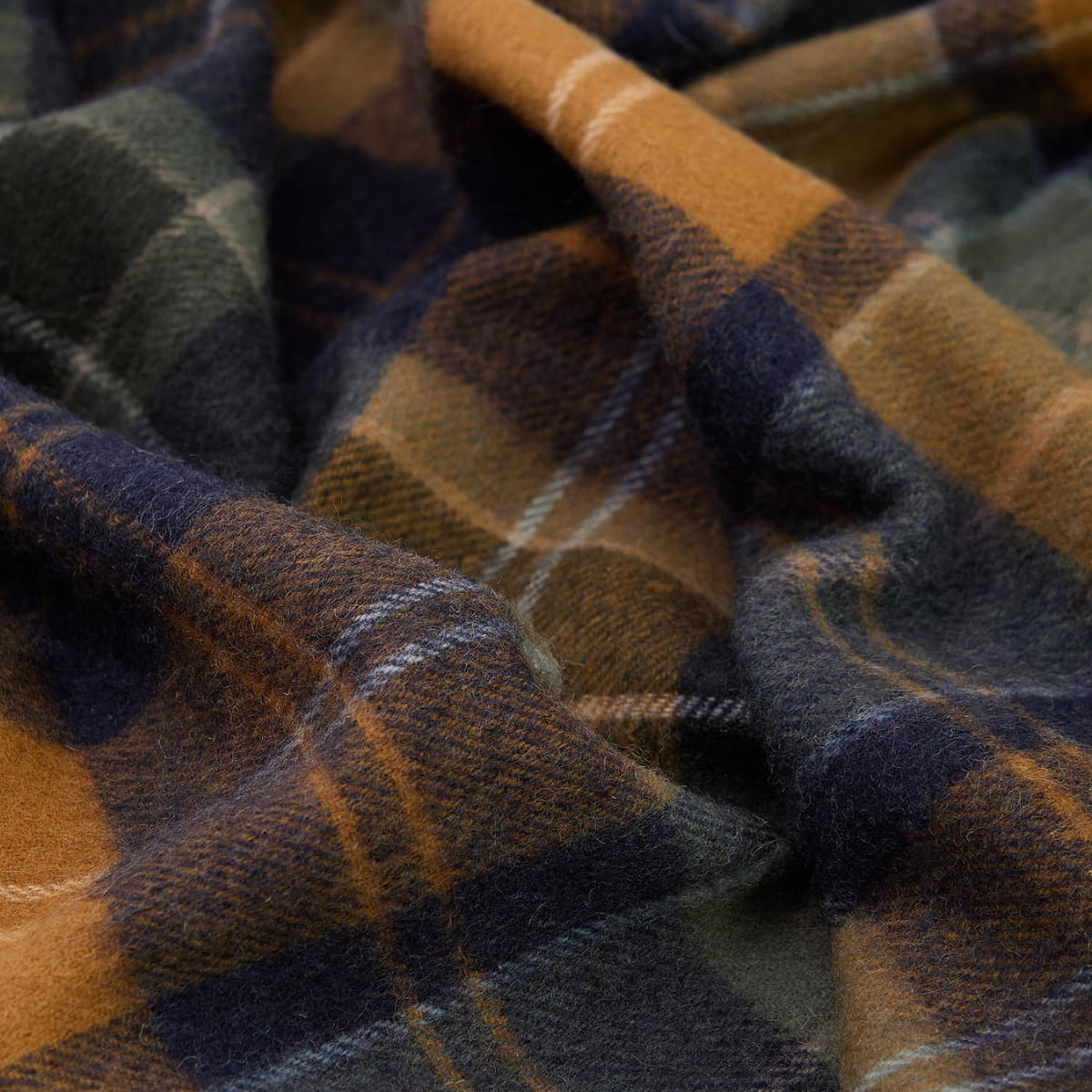 Barbour Brack Patchwork Tartan Schal, hergestellt aus luxuriöser 100% Lammwolle Barbour Brack Patchwork Tartan Schal, hergestellt aus luxuriöser 100% Lammwolle