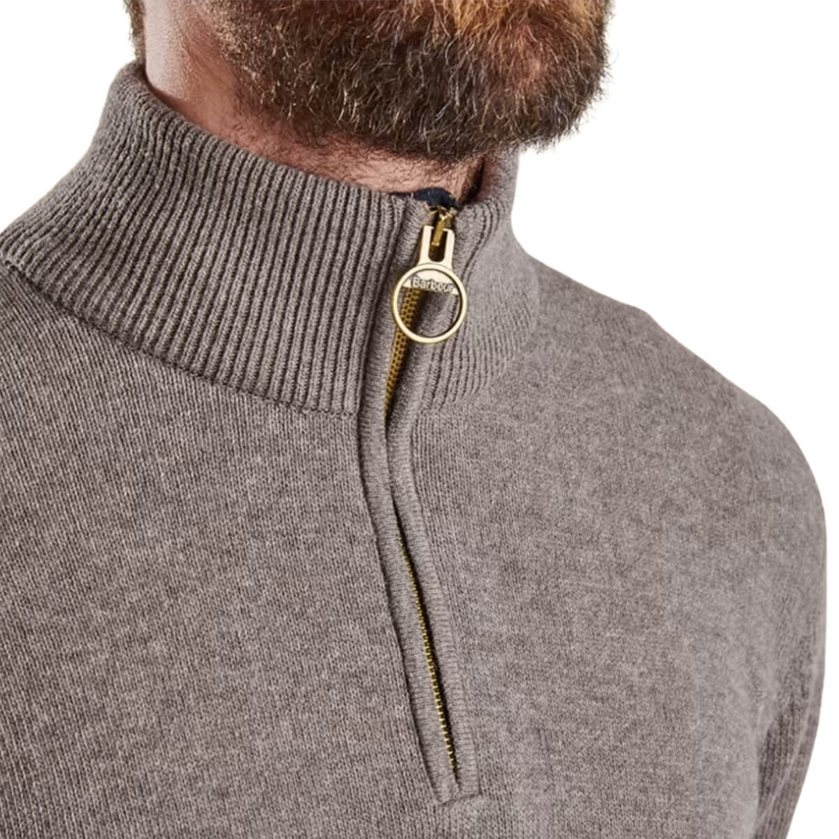 Der Barbour Holden Half Zip Lambswool Sweater ist ein stilvoller und vielseitiger Herrenpullover aus luxuriöser Lammwolle.
