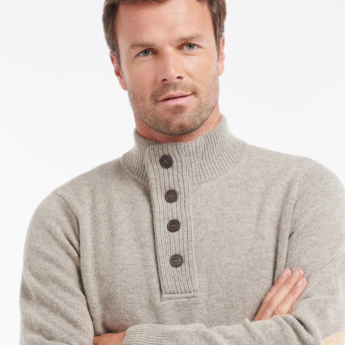 Barbour Patch Half Button Lambswool Stone, Pullover aus hochwertiger Lammwolle Barbour Patch Half Button Lambswool Stone, Pullover aus hochwertiger Lammwolle