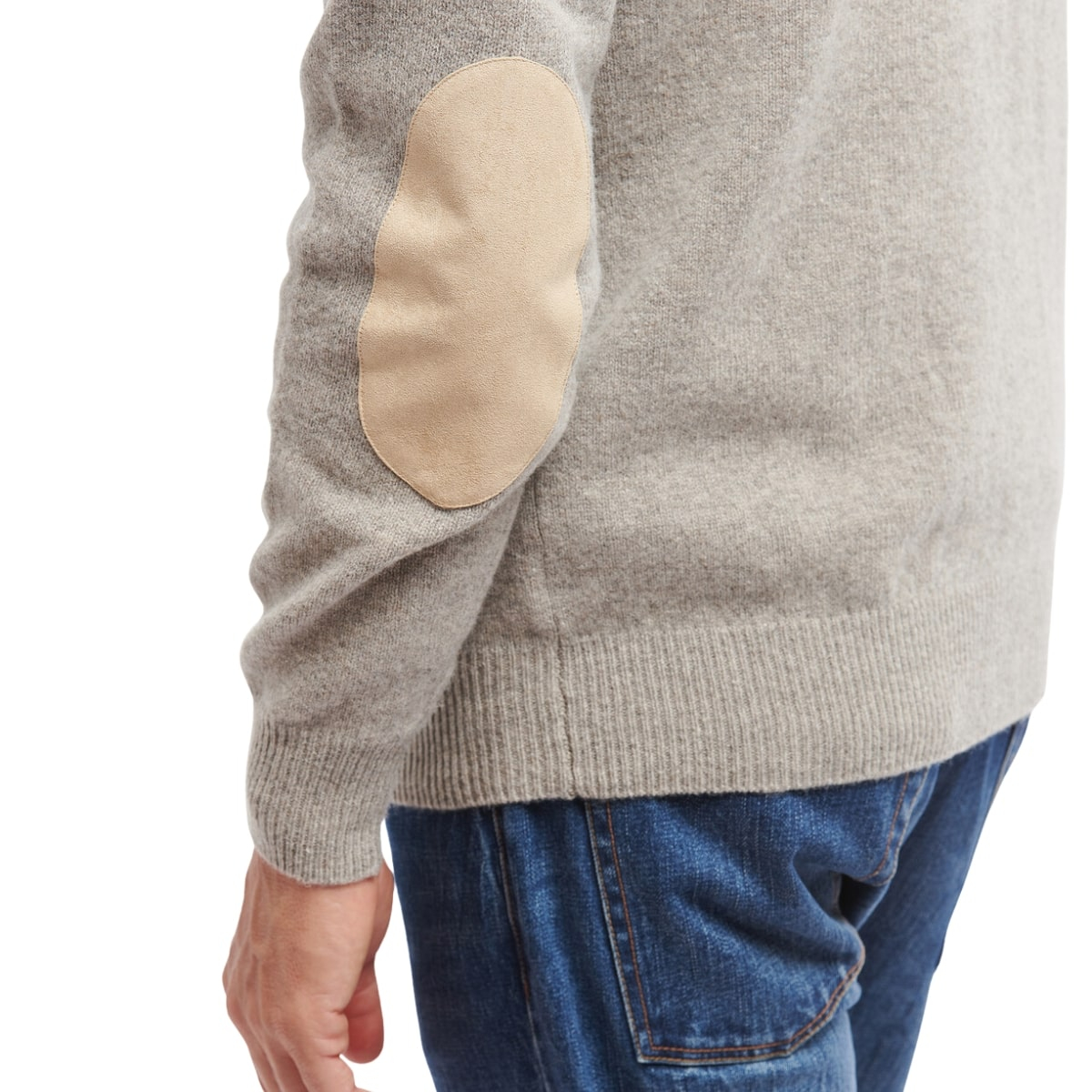 Der Barbour Patch Half Button Lammwoll-Pullover in Stone ist perfekt für den stilvollen Mann, der klassische Eleganz mit einem Hauch moderner Raffinesse schätzt Der Barbour Patch Half Button Lammwoll-Pullover in Stone ist perfekt für den stilvollen Mann, der klassische Eleganz mit einem Hauch moderner Raffinesse schätzt