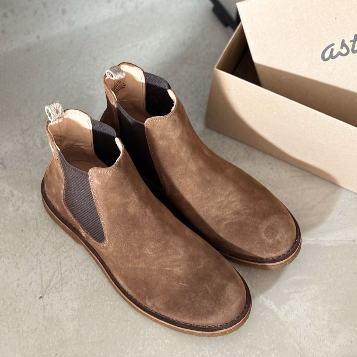 Astorflex Bitflex Chelsea Boot Dark Khaki, auf einem Betonboden