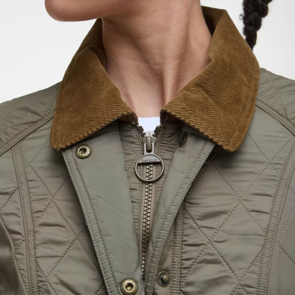 BARBOUR BEADNELL POLARQUILT JACKET MILITARY BROWN Leicht, gemütlich und perfekt zum Layering über drei Jahreszeiten