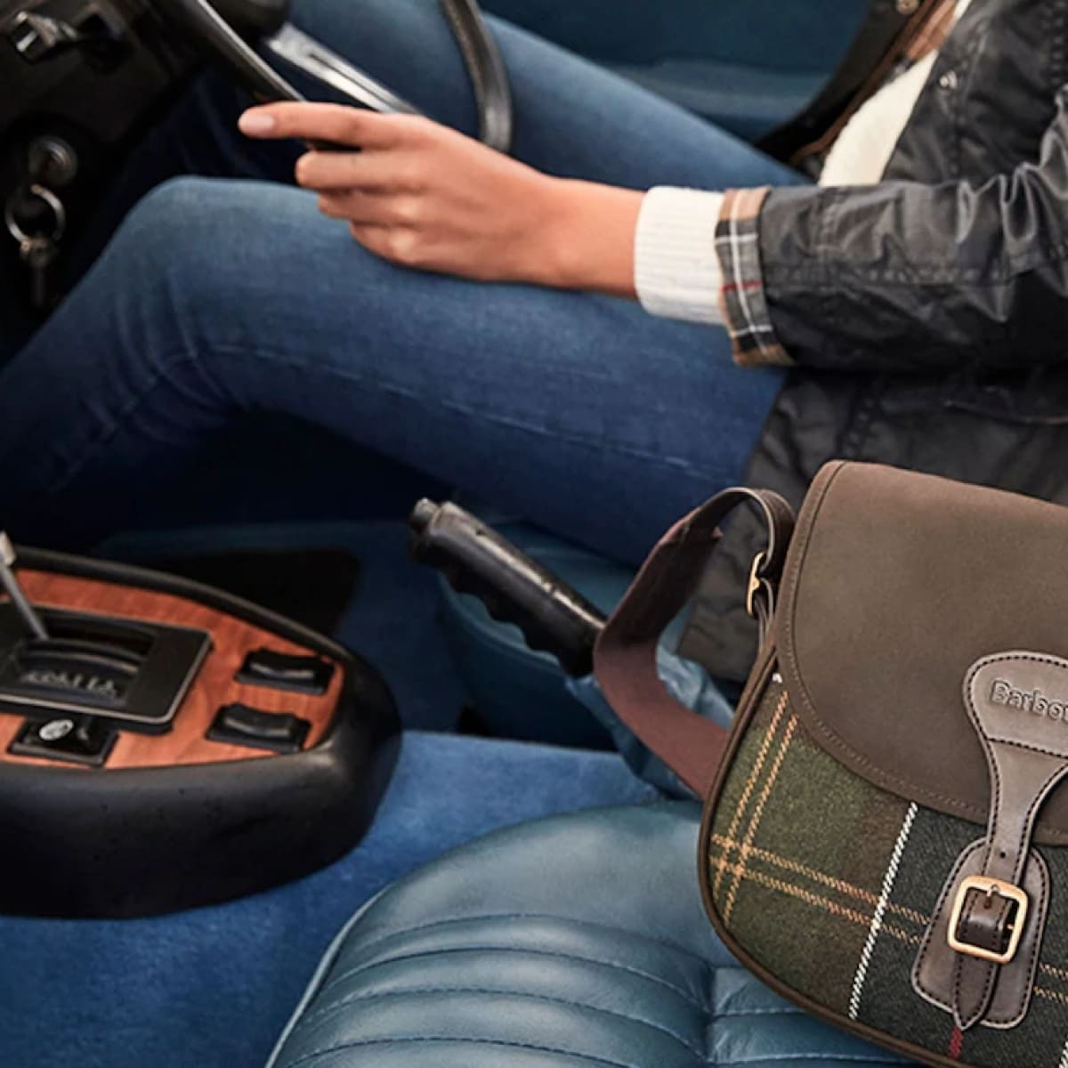 Barbour Cromarty Crossbody Bag Classic Tartan ist ein echter Eyecatcher, der mühelos Stil und Funktionalität kombiniert