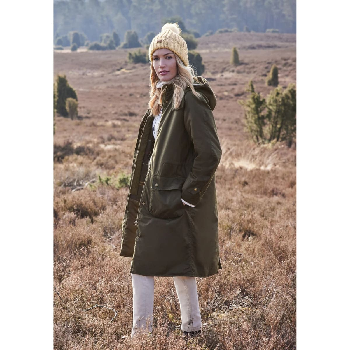 Barbour Long Cannich Wax Jacket in Olive für Damen ist ein langer Parka aus gewachster Baumwolle