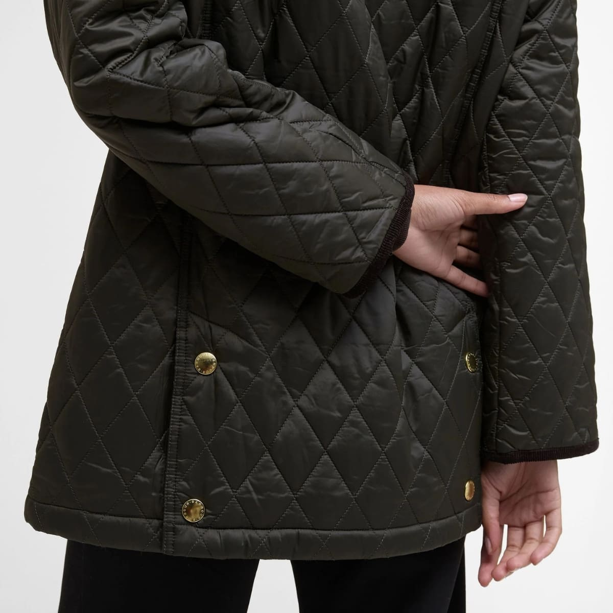 Barbour Modern Beadnell Quilted Jacket gestudete Belüftung am Rücken für praktischen Nutzen und Bewegungsfreiheit.