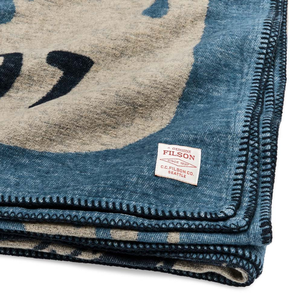 Filson Cotton Blanket Blue/Elk Woods, gebürstet für ein weiches Gefühl auf der Haut, sorgt für angenehmen Komfort