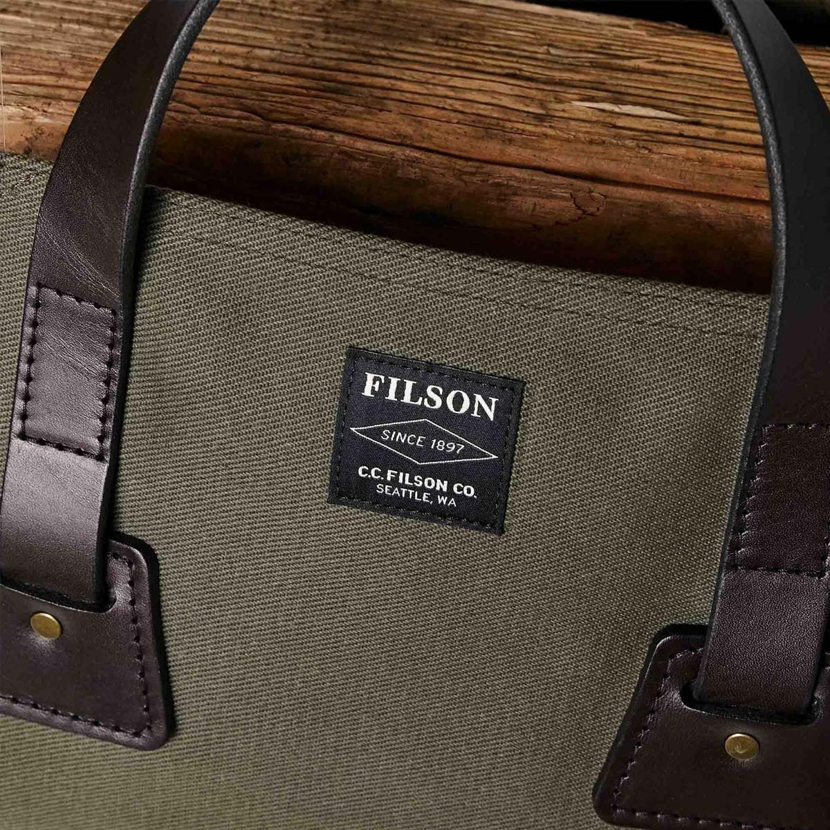 Filson Rugged Twill Log Carrier Otter Green, die perfekte Tasche für schwere Lasten