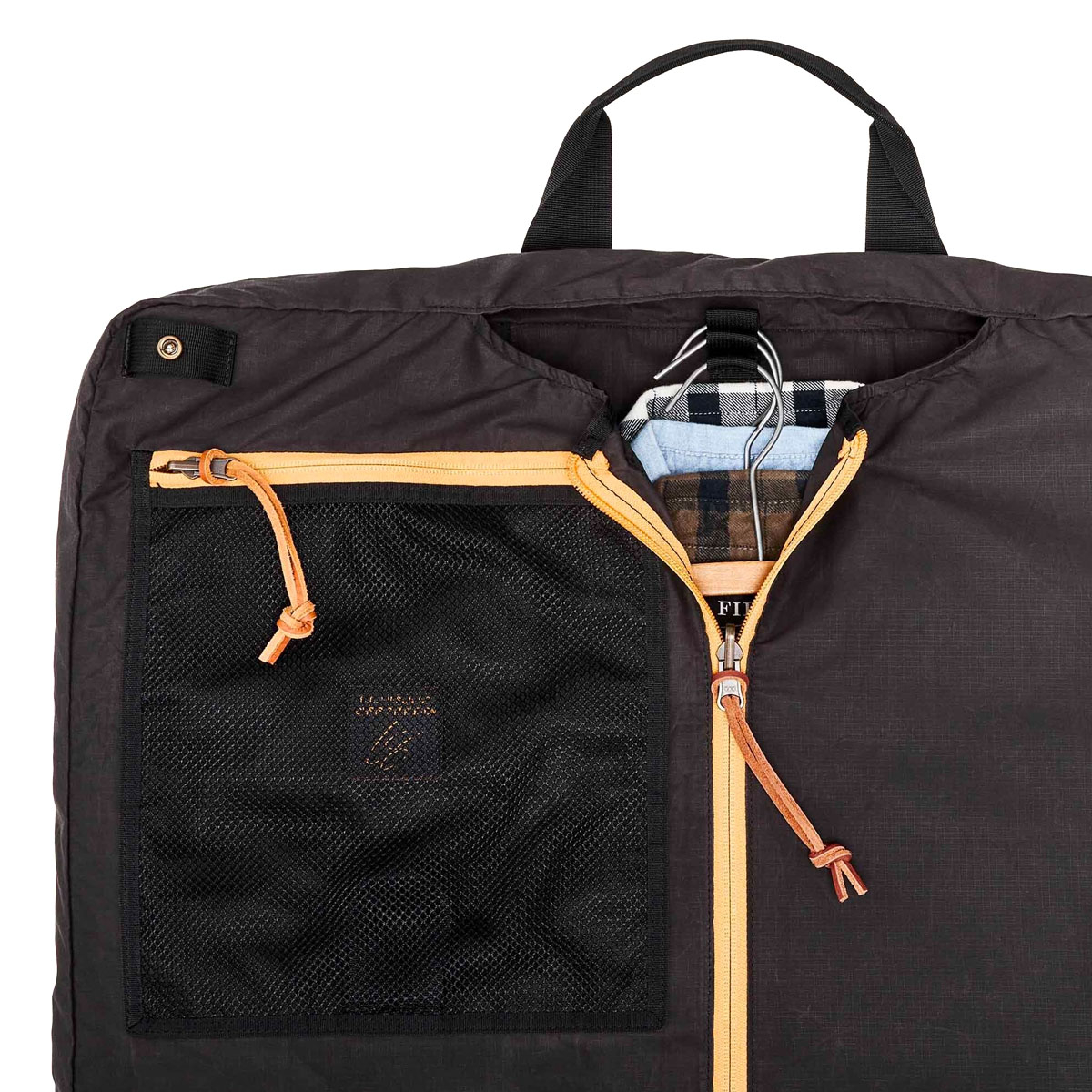 Filson Traveller Suit Cover Stapleton Cinder, Gurtbandgriffe an der Ober- und Unterseite ermöglichen das Tragen in der Hand