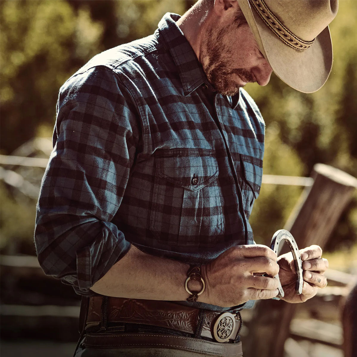 Filson Alaskan Guide Shirt Midnight Black, dieses kultige, atmungsaktive Flanellhemd hat einen gefalteten Rücken für mehr Bewegungsfreiheit