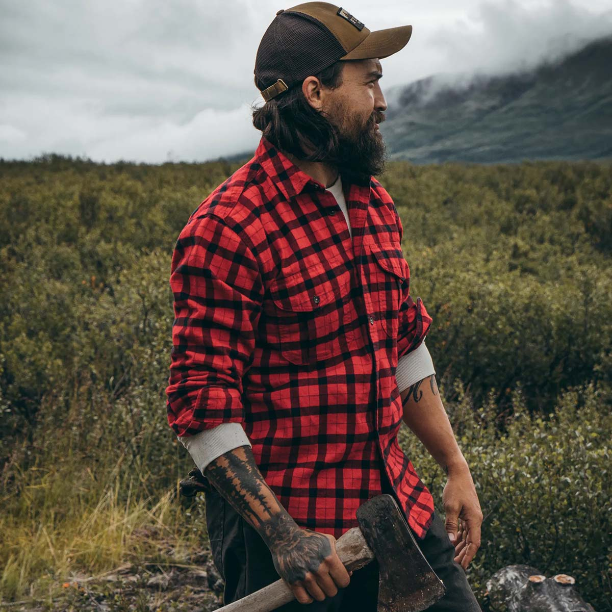 Filson Alaskan Guide Shirt Red Black, Dieses kultige, atmungsaktive Flanellhemd hat einen gefalteten Rücken für mehr Bewegungsfreiheit.