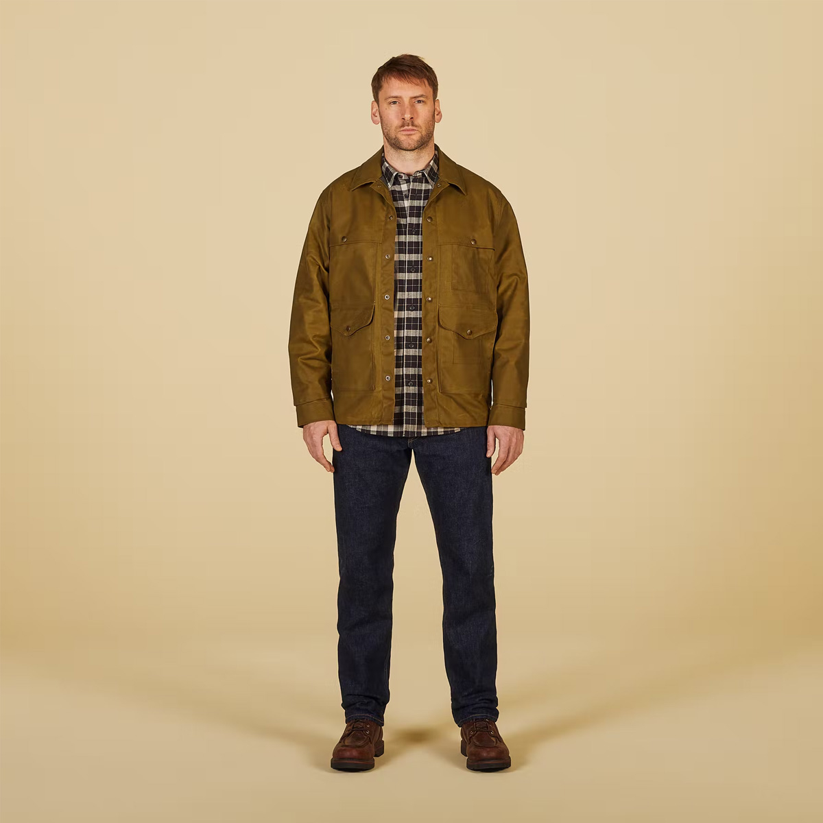 Filson Lined Tin Cloth Cruiser Jacket Dark Tan, klassischer Cruiser, der Förstern, Sportlern und Handwerkern seit mehr als einem Jahrhundert knallharten Schutz im Gelände bietet