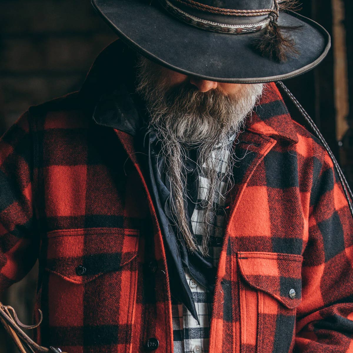 Filson Mackinaw Wool Cruiser Jacket Red Black, für Komfort, natürliche Wasserabweisung und isolierende Wärme bei jedem Wetter.