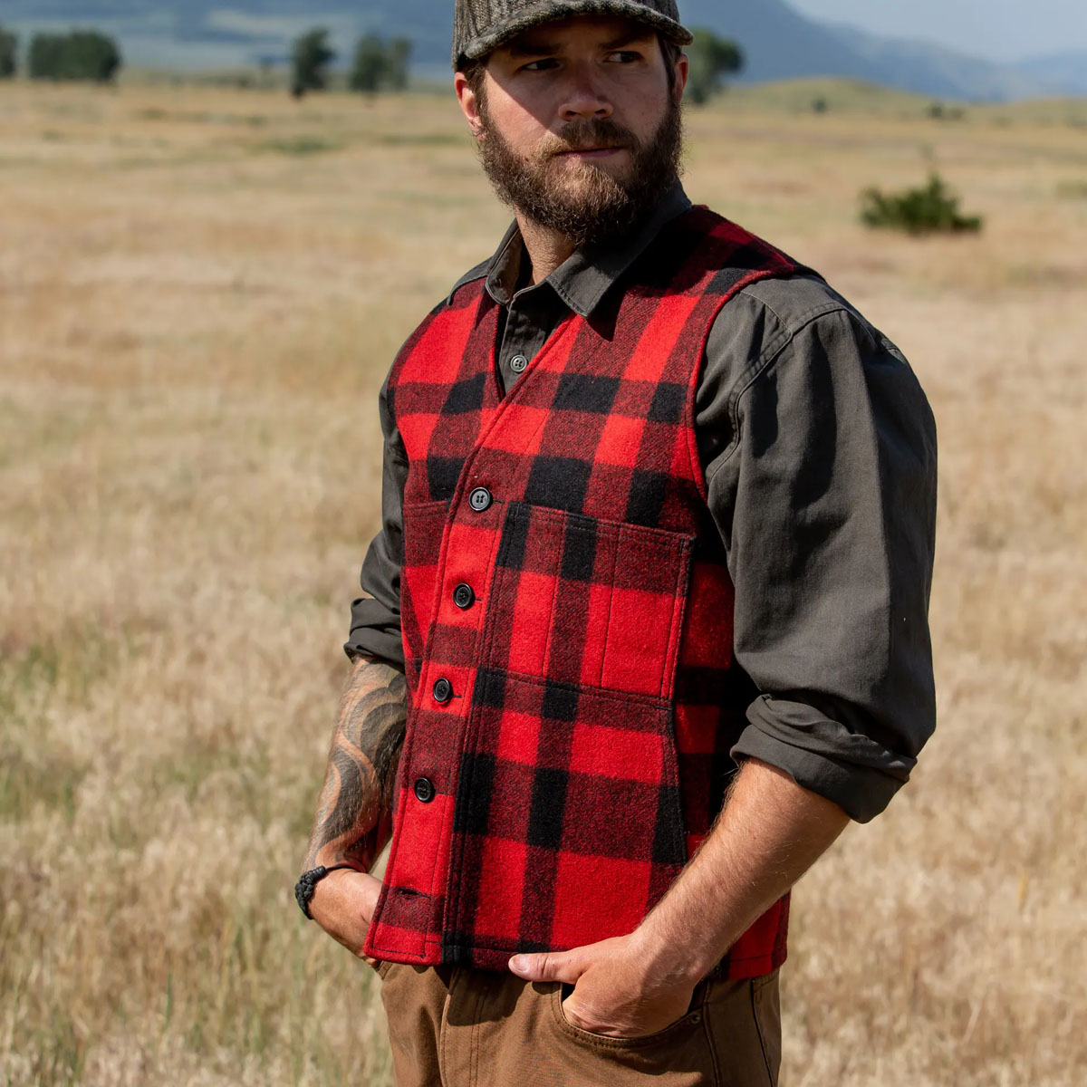 Filson Mackinaw Wool Vest Red/Black Plaid, Klassische Wollweste aus 100% Mackinaw-Schurwolle