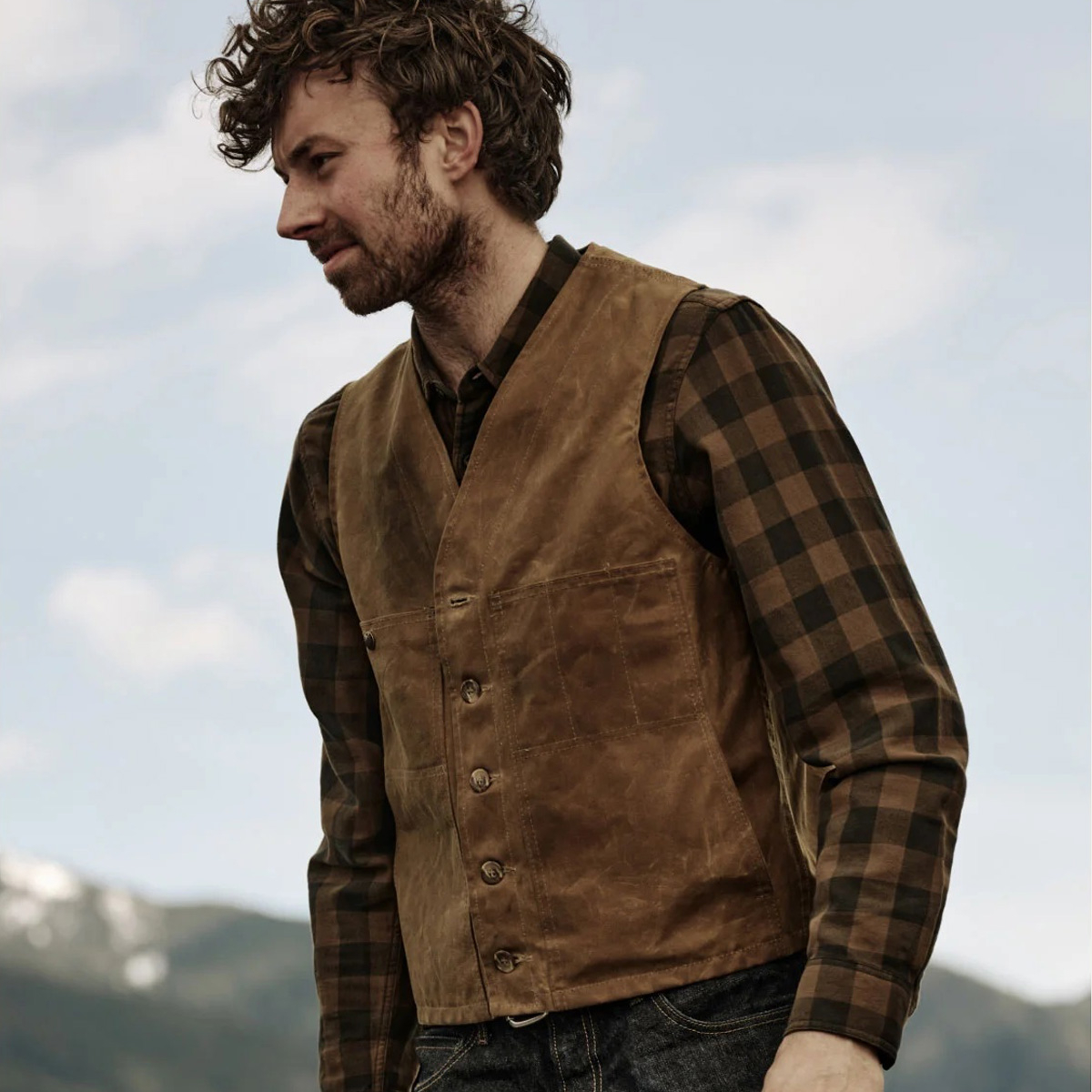 Filson Oil Tin Cloth Vest Dark Tan, die ideale Arbeitsweste für kaltes, nasses Wetter