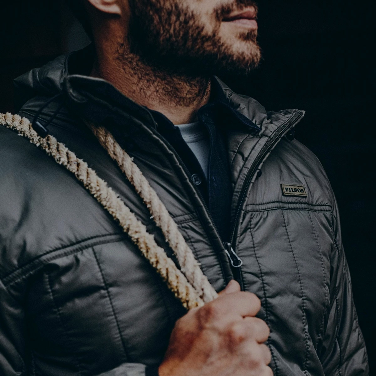 Filson Ultralight Hooded Jacket Black, perfekt als äußere Schicht oder unter einer Jacke für Wärme bei extremer Kälte