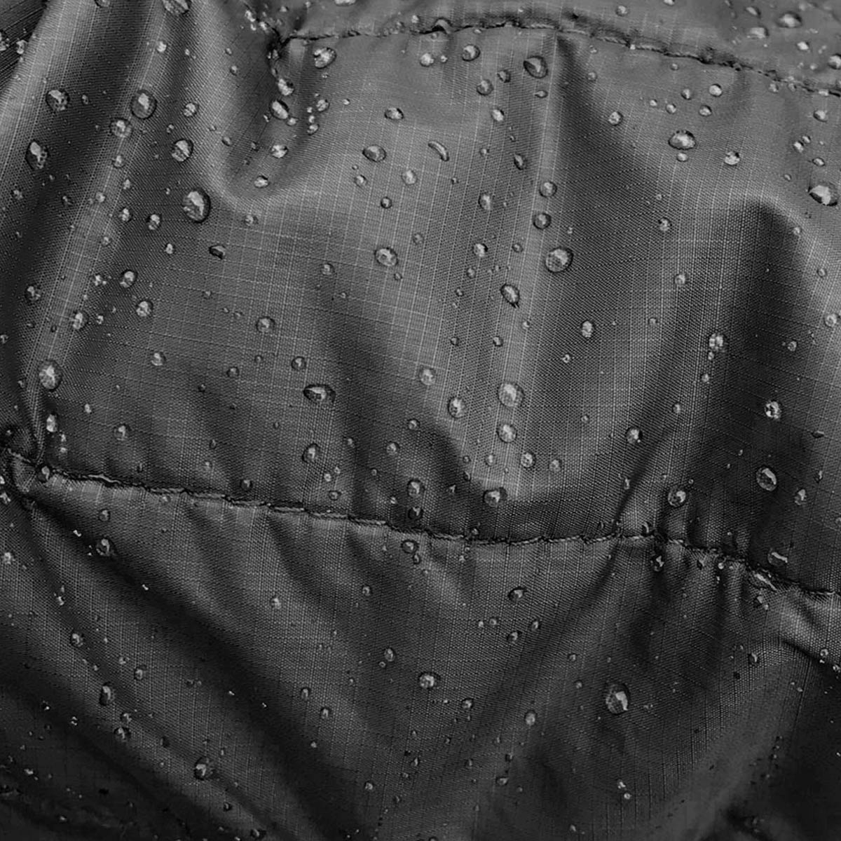 Filson Ultralight Hooded Jacket Black, PrimaLoft Gold’s überzeugende Leistung, es behält 98% seiner Isolierfähigkeit, wenn es nass ist