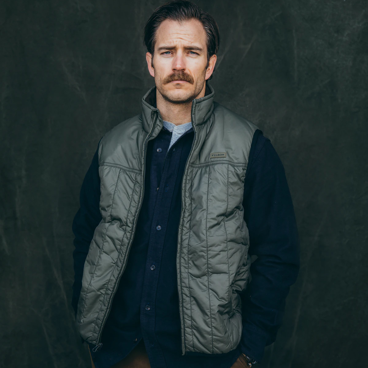 Filson Ultralight Vest Olive Gray, perfekt als Außenhülle oder unter einer dicken Jacke geeignet und sorgt für Wärme bei extremer Kälte