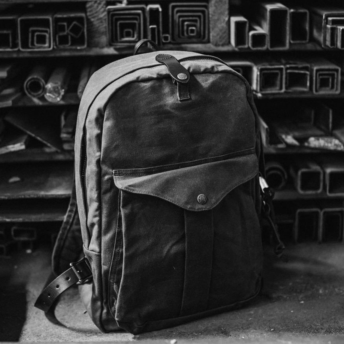 Filson Journeyman Backpack 20231638 Cinder, wasserdichter Rucksack, der jahrzehntelang und in jedem Klima einsetzbar ist