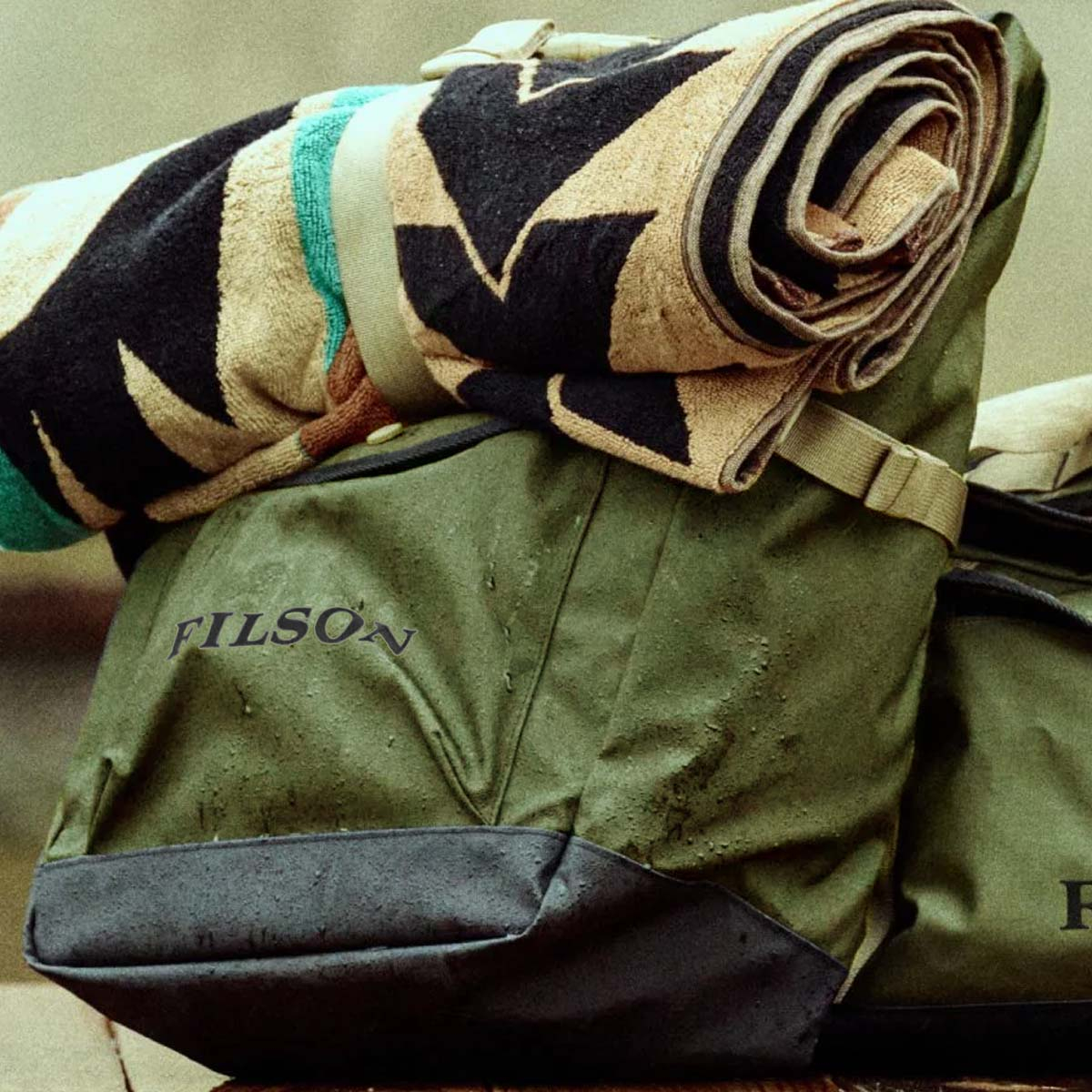 Filson Scout Backpack Olive/Black/Covert, Wasserfester Roll-Top Rucksack für jedes Abenteuer