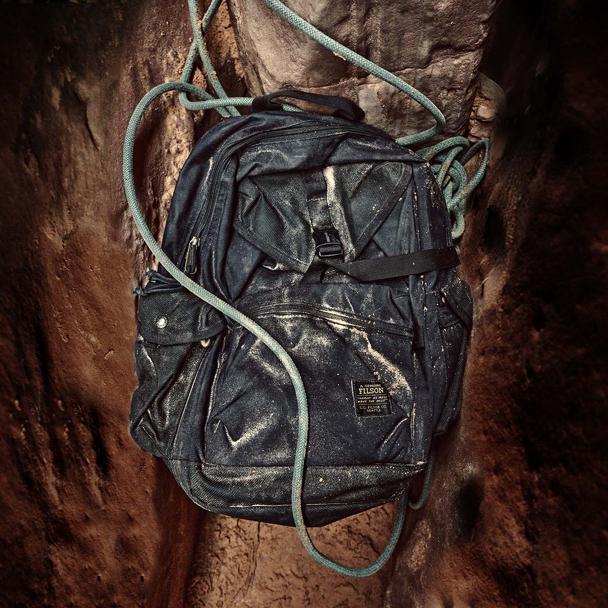 Filson Surveyor 36L Backpack Black, strapazierfähiger und vielseitiger Rucksack, der einer intensiven Nutzung standhält