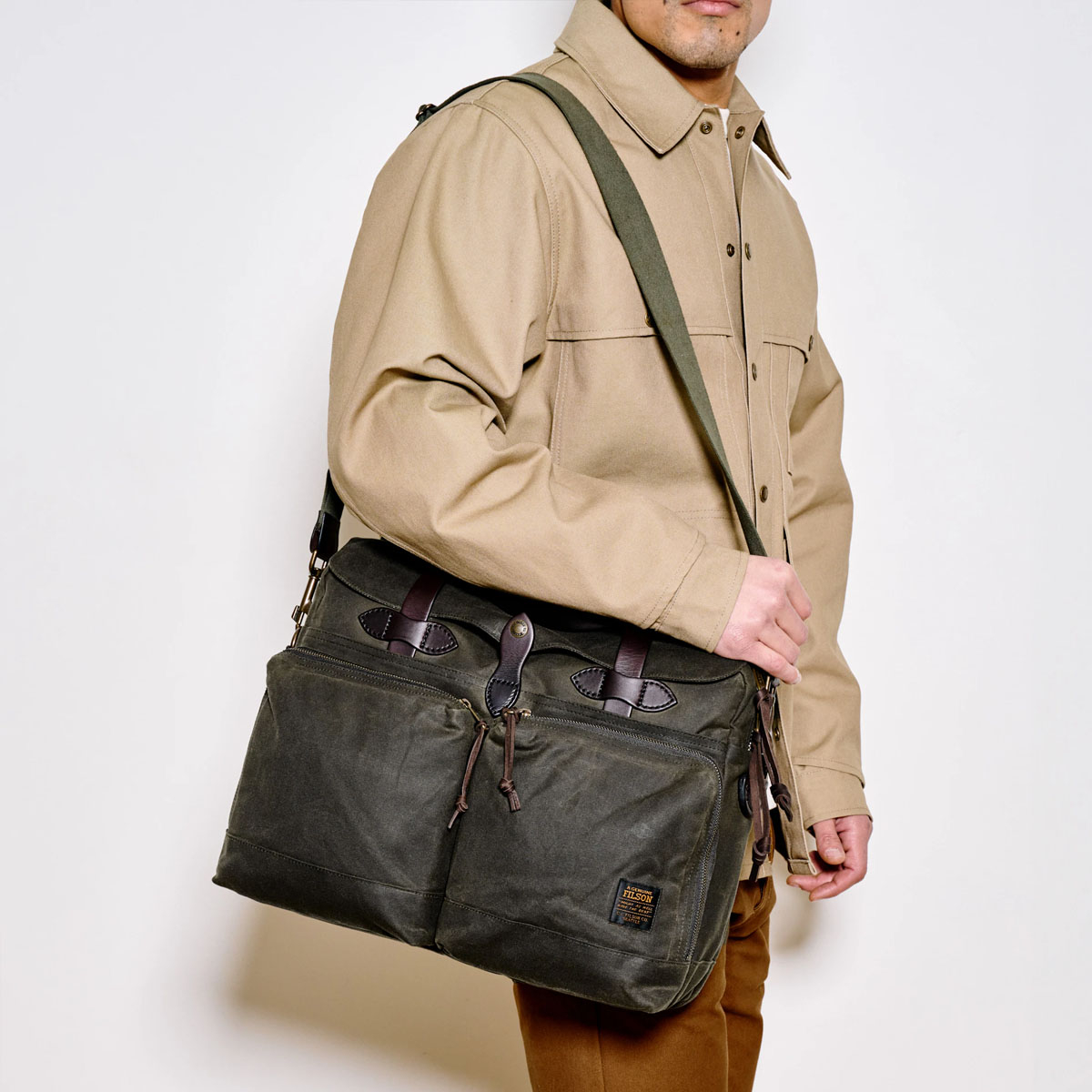 Filson 24-Hour Tin Cloth Briefcase Otter Green, diese tolle Tasche ist der perfekte Geschäftspartner auf Reisen