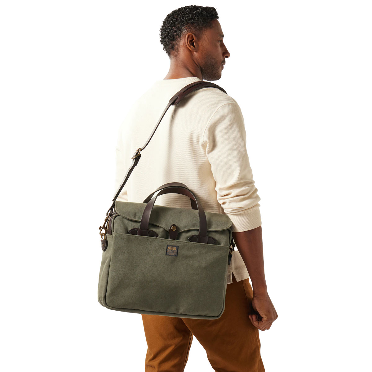 Filson Rugged Twill Original Briefcase Otter Green, auf der Schulter getragen