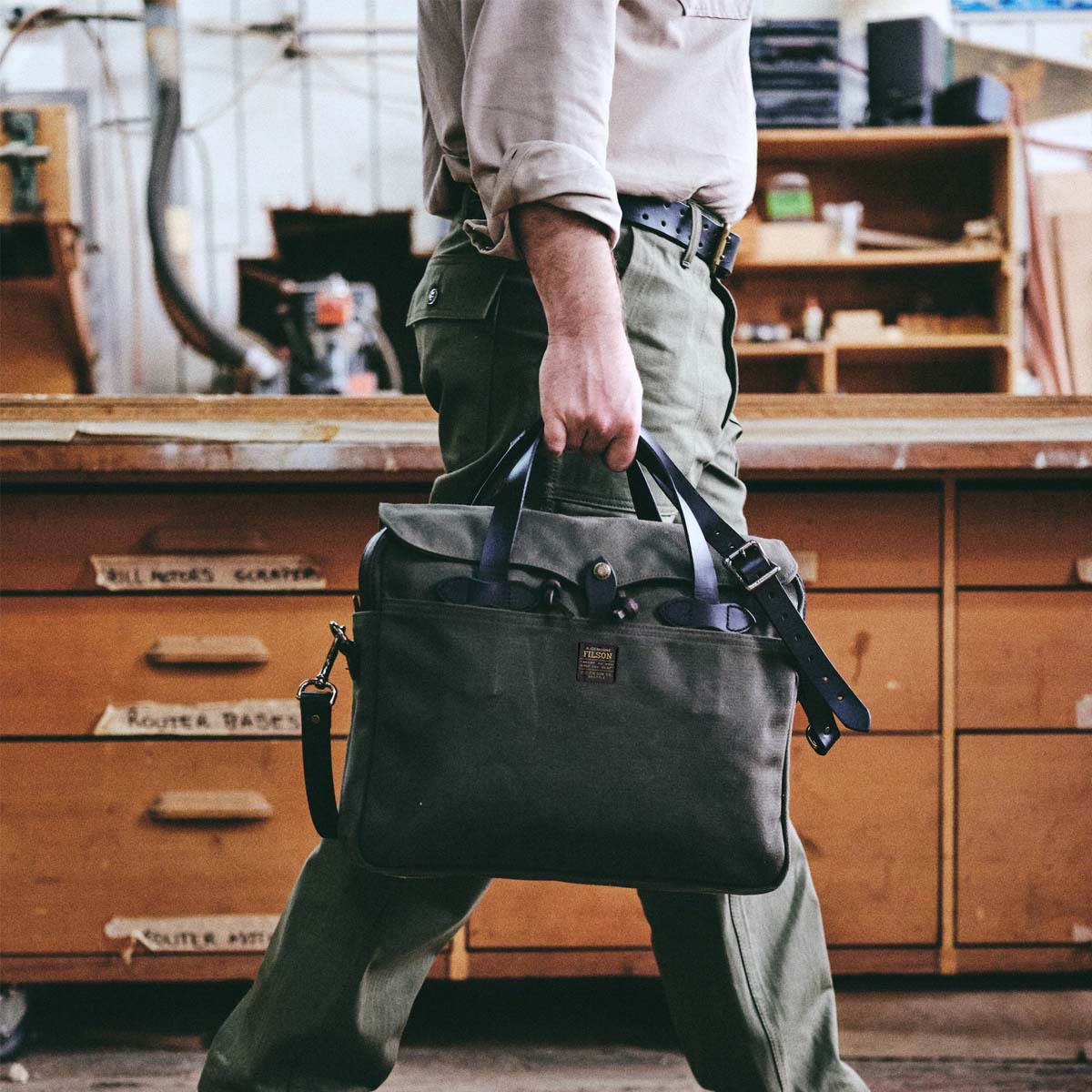 Filson Rugged Twill Original Briefcase Otter Green passt perfekt in Kombination mit Geschäftskleidung, aber auch sehr für ein Casual-Look
