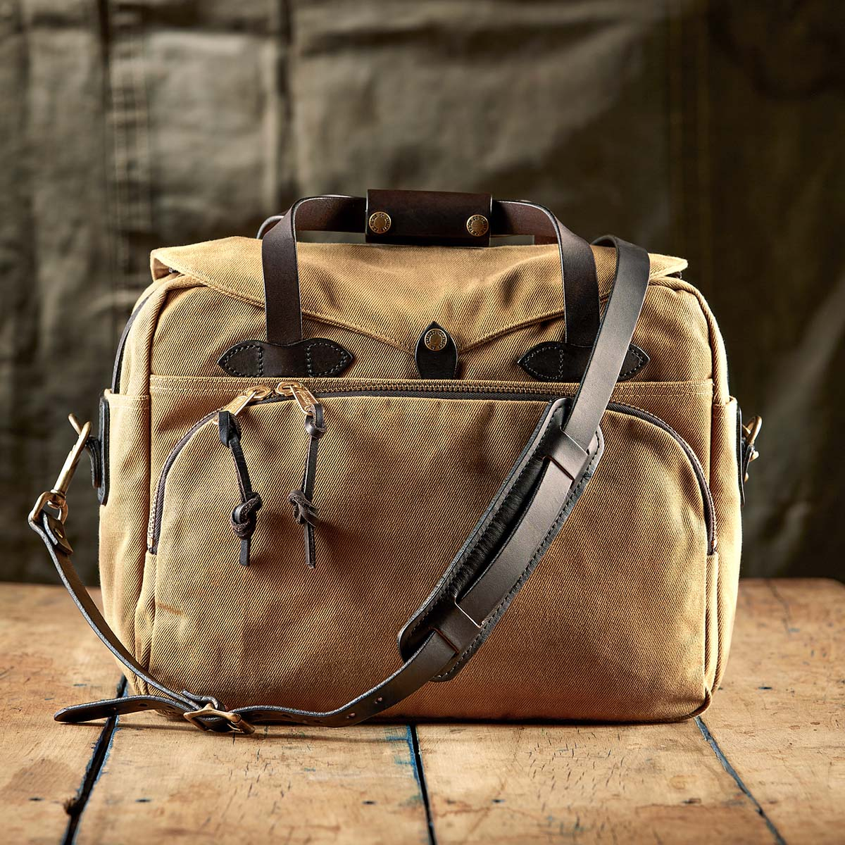 Filson Padded Computer Bag 11070258 Tan, die robusteste Tasche für den bequemen Transport und Schutz von 2-3 Laptops