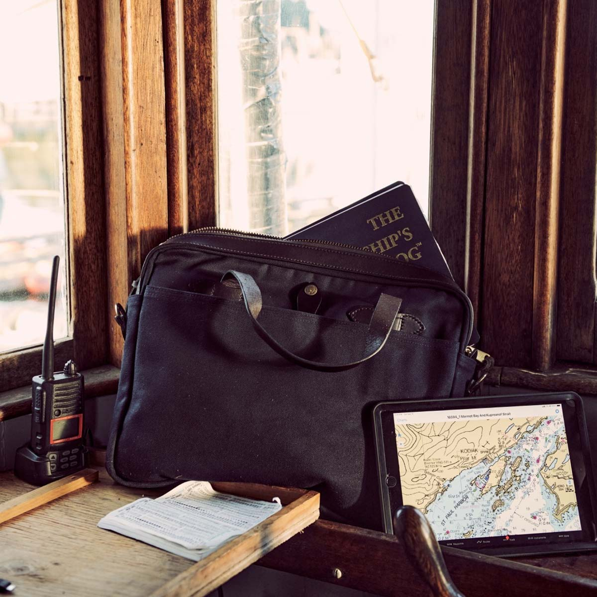 Filson Compact Briefcase Navy, schlanke Aktentasche, sehr gut verarbeitet und schön detailliert.