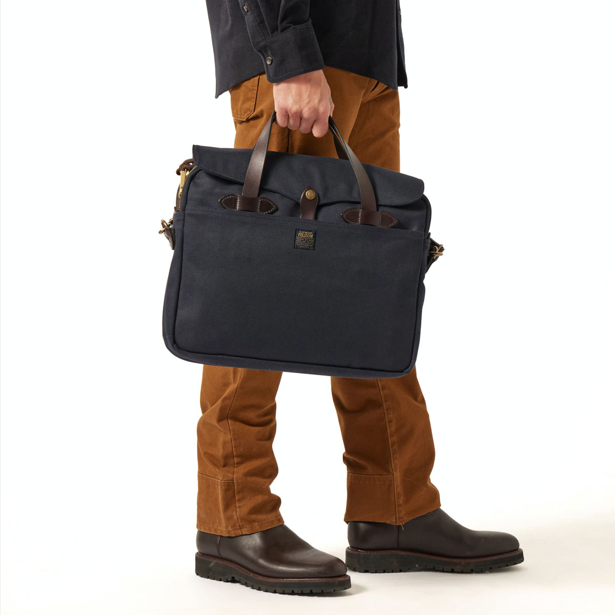 Filson Rugged Twill Original Briefcase Navy, in der Hand getragen