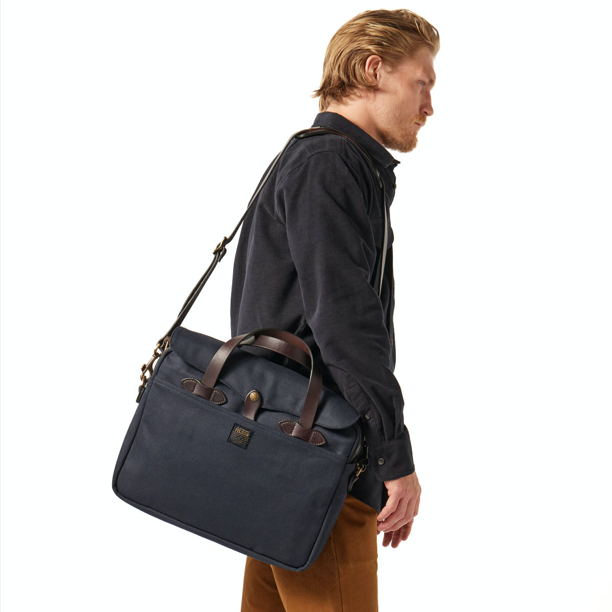 Filson Rugged Twill Original Briefcase Navy, auf der Schulter getragen