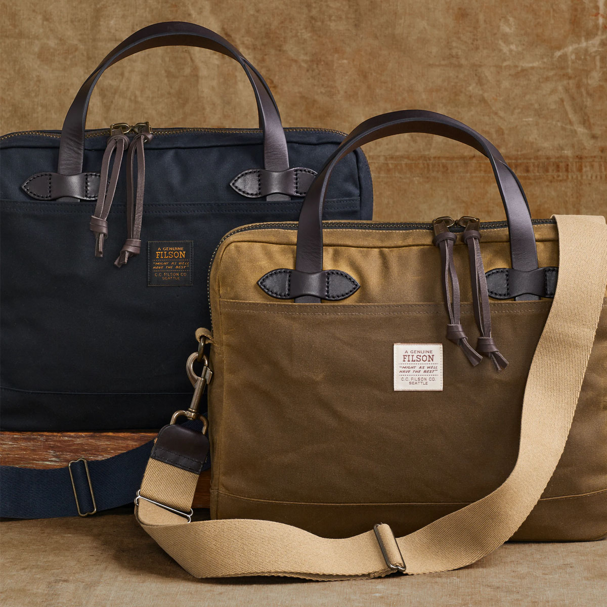 Filson Tin Cloth Compact Briefcase Dark Tan, eine stromlinienförmige Aktentasche mit traditionellen Materialien und modernem Design