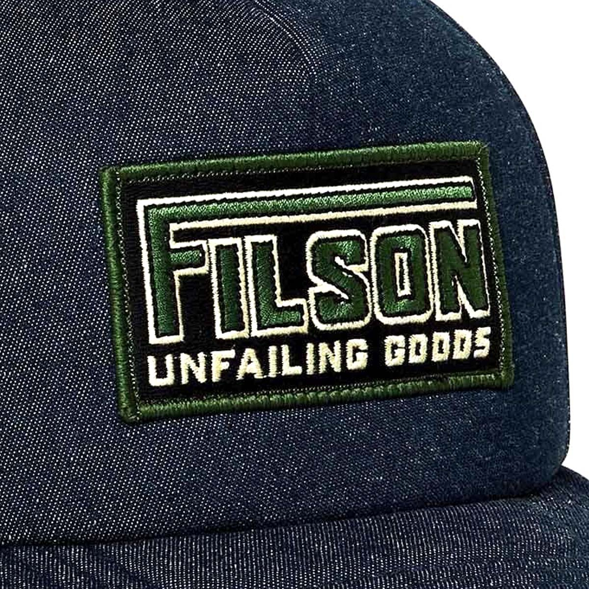 Filson Harvester Dark Indigo/Shelton, ein klassisches Five-Panel-Cap mit vorgeformtem Schirm und verstellbarem Riemen, das vor den Elementen schützt