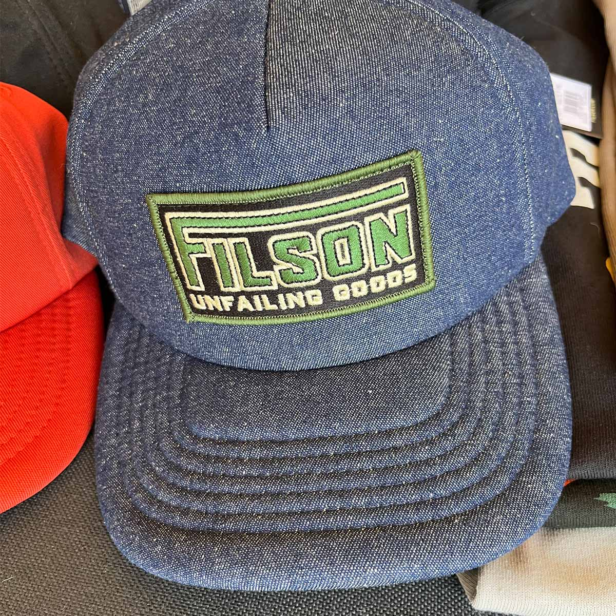 Filson Harvester Dark Indigo/Shelton, ein klassisches Five-Panel-Cap mit vorgeformtem Schirm und verstellbarem Riemen, das vor den Elementen schützt