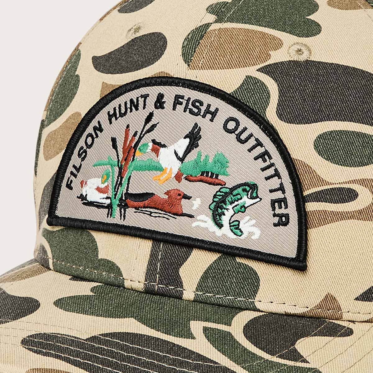 Filson Logger Cap Tan Camo/Hunt Fish, eine klassische Trucker-Cap mit gesticktem Logo-Patch – perfekt für Outdoor und Freizeit
