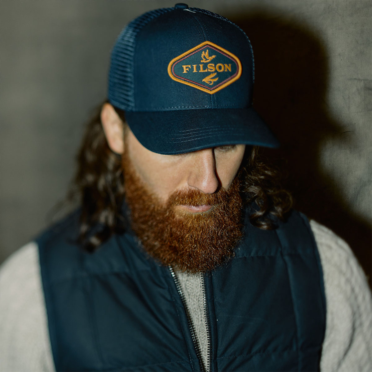 Filson Logger Mesh Cap Navy/Fowl Fly, aus strapazierfähigem, mittelschwerem 100% Baumwoll-Canvas
