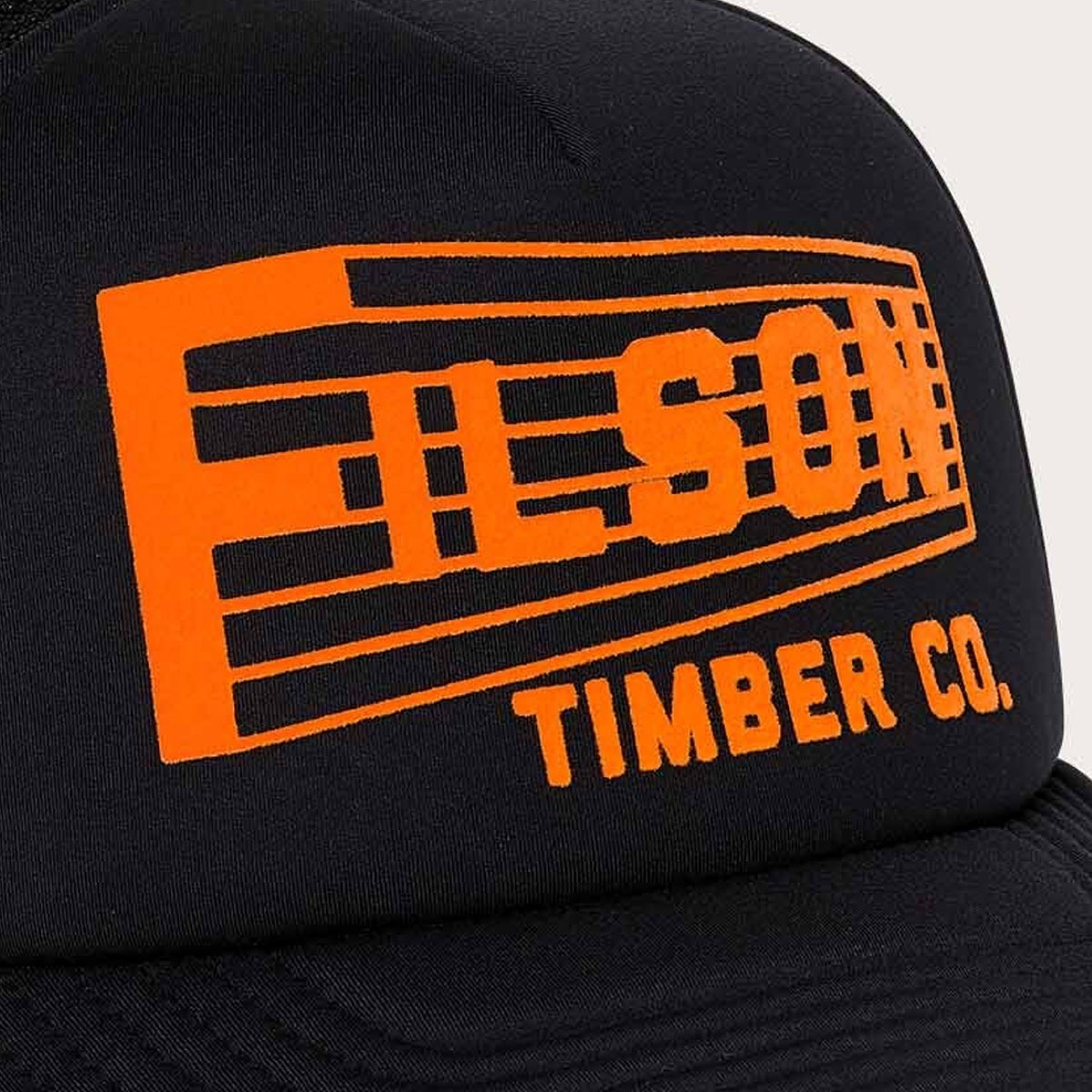 Filson Mesh Harvester Cap Black/Timber Co, eine klassische Five-Panel-Cap mit Netzeinsätzen auf der Rückseite für atmungsaktiven Komfort