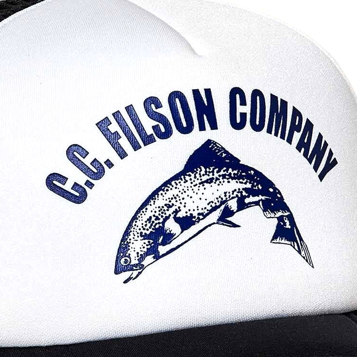 Filson Mesh Harvester Cap White Fisherman's Terminal, eine klassische Five-Panel-Cap mit Netzeinsätzen auf der Rückseite für atmungsaktiven Komfort