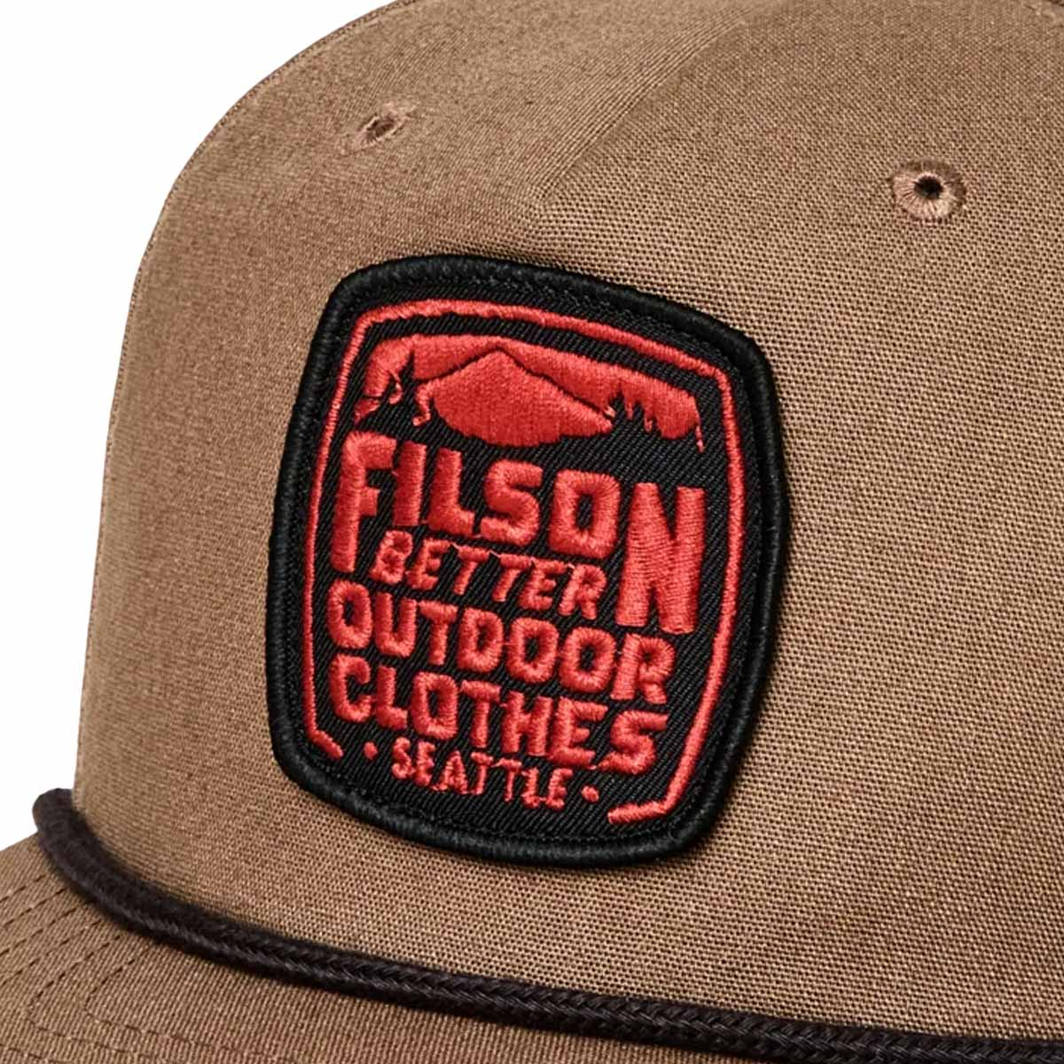 Filson Trucker Cap Light Brown/Filson, eine klassische Trucker-Cap mit markantem gesticktem Filson-Logo-Patch – entwickelt für Stil und Langlebigkeit
