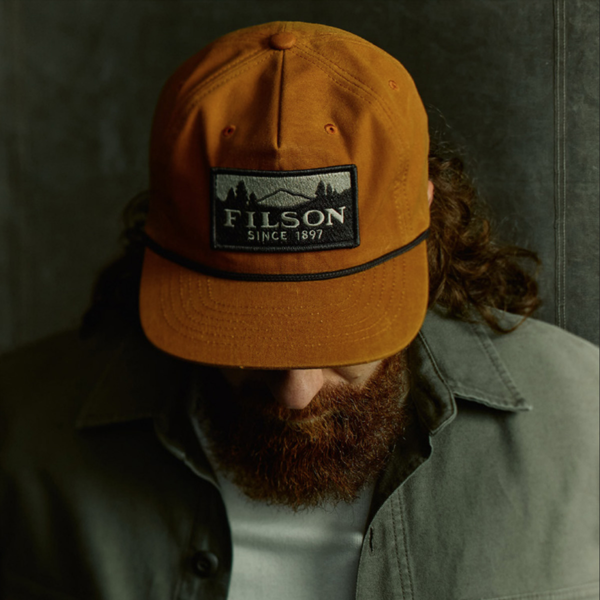 Filson Waxed Trucker Cap Gold Brown/Scenic, klassische Trucker Cap mit vorgeformtem Schirm zum Schutz vor Regen und Blendung Filson Waxed Trucker Cap Gold Brown/Scenic, klassische Trucker Cap mit vorgeformtem Schirm zum Schutz vor Regen und Blendung