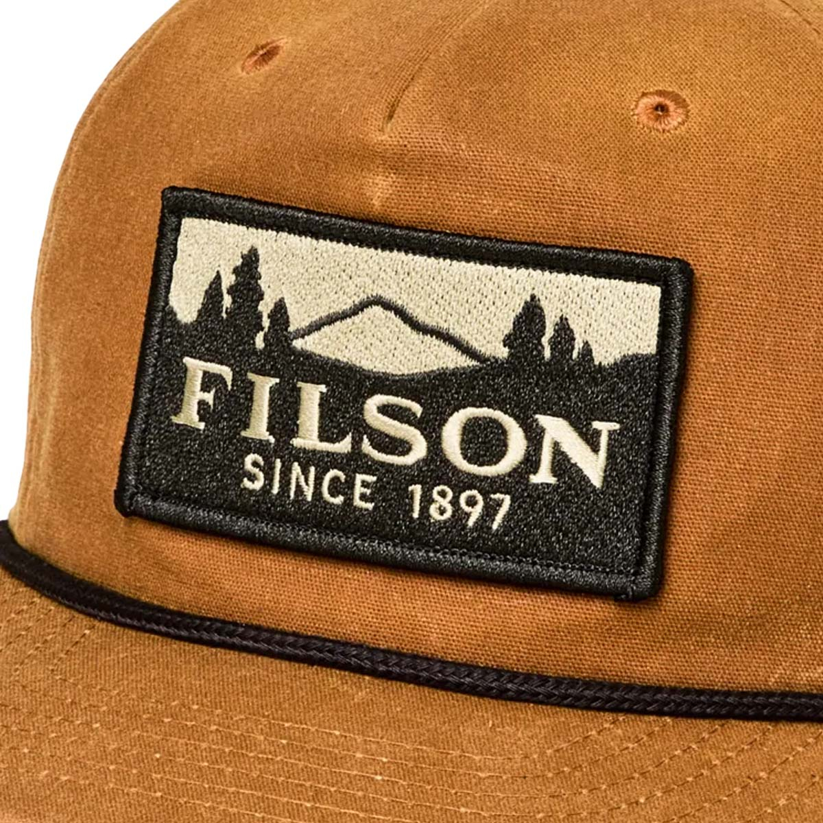 Filson Waxed Trucker Cap Gold Brown/Scenic, eine klassische gewachste Trucker Cap, versehen mit einem auffälligen, gestickten Filson Scenic Patch – gebaut für Stil und Langlebigkeit Filson Waxed Trucker Cap Gold Brown/Scenic, eine klassische gewachste Trucker Cap, versehen mit einem auffälligen, gestickten Filson Scenic Patch – gebaut für Stil und Langlebigkeit